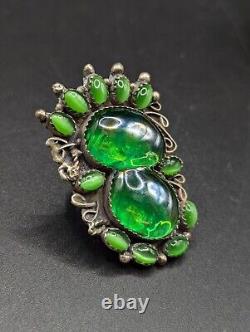VINTAGE ZUNI PETIT POINT STERLING SILVER RING Green Poured Glass & Tiger Eye JW